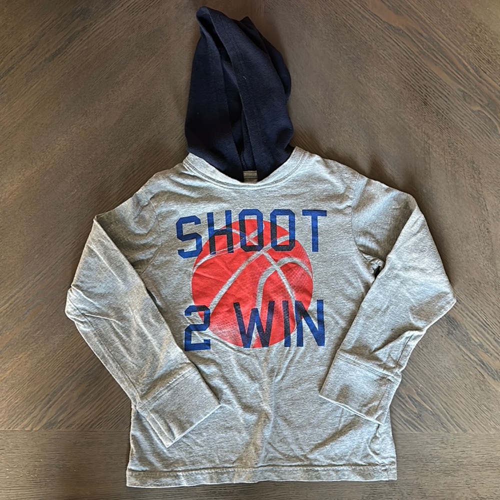5/$25- Children’s place boys long sleeve shirt with hood size small 5/6